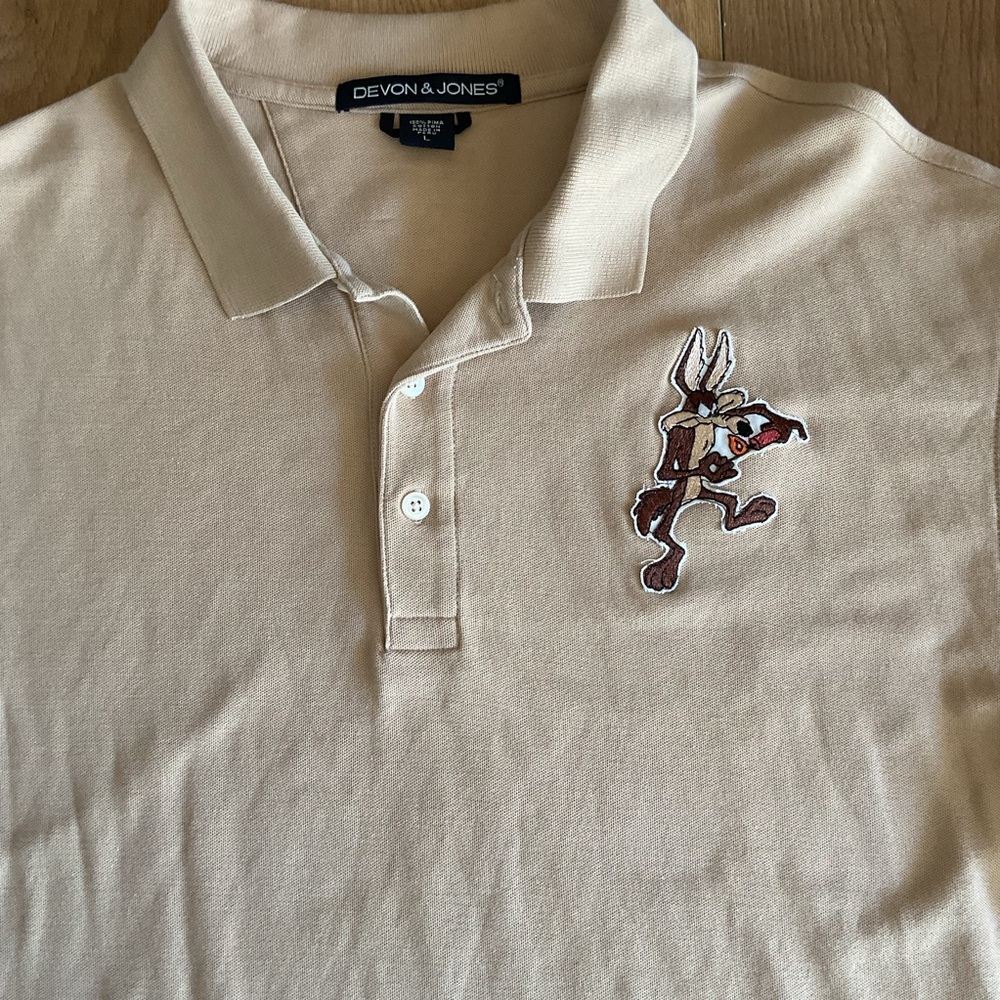 Devon & Jones Pima Cotton Polo Large Tan Wile E. Coyote Looney Tunes Embroidered - Picture 3 of 5